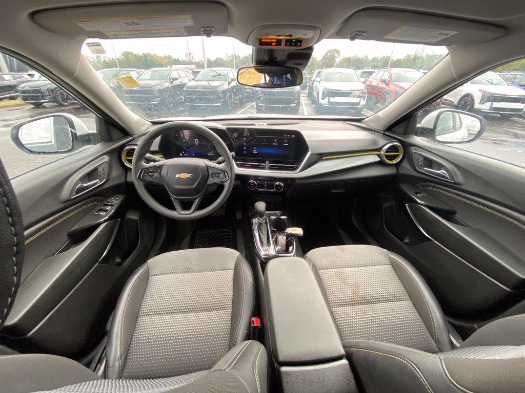 Used 2025 Chevrolet Trax LT FWD image 20