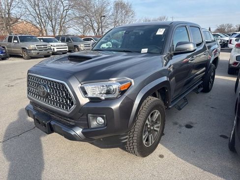 Used 2019 Toyota Tacoma TRD Sport image 3