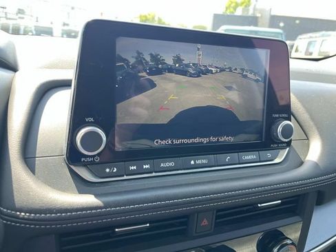 Used 2025 Nissan Rogue SV AWD/4WD image 36