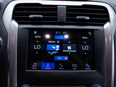 Used 2018 Ford Fusion SE w/ Fusion SE Technology Package FWD image 17