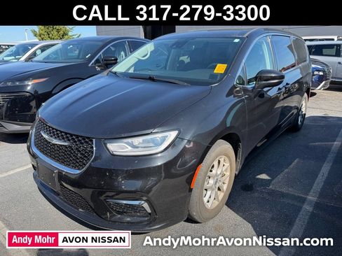 Used 2023 Chrysler Pacifica Touring-L FWD image 3