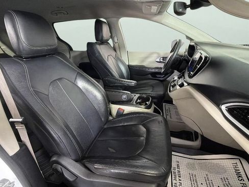 Used 2022 Chrysler Pacifica Touring-L FWD image 34