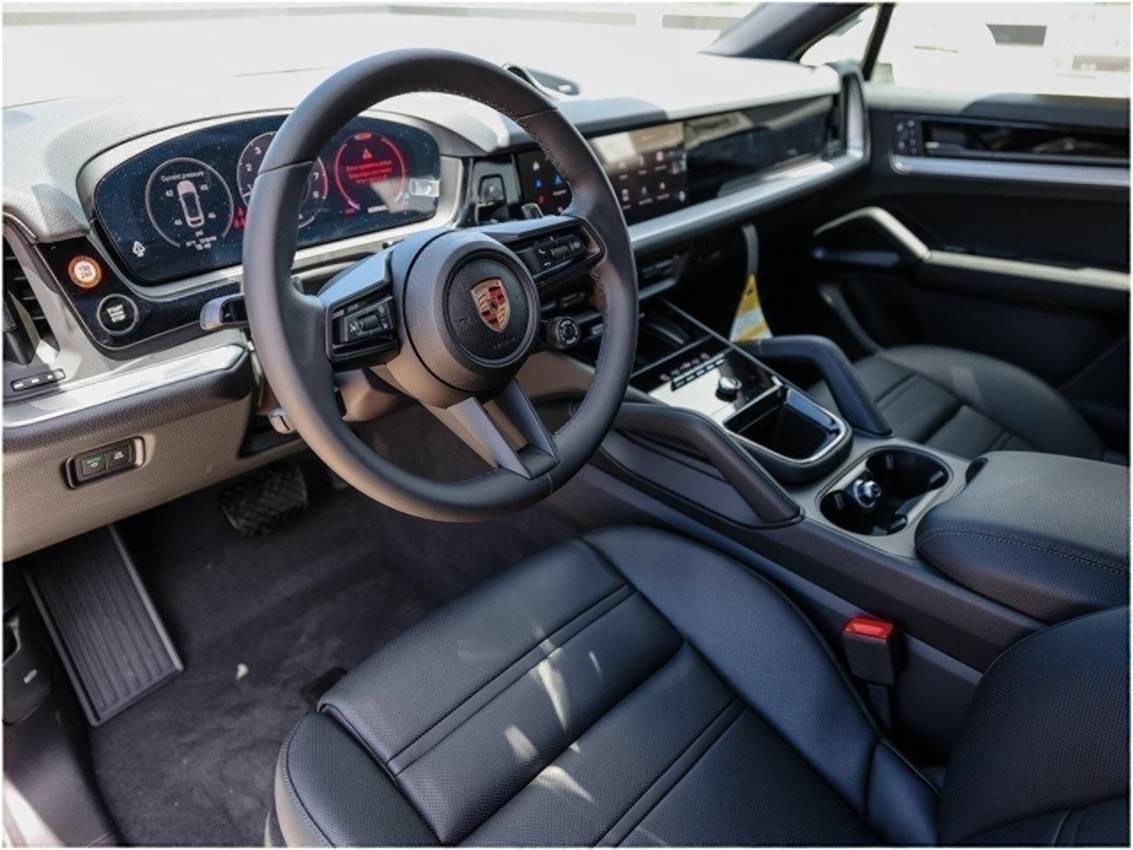 Certified 2025 Porsche Cayenne Coupe AWD/4WD image 4