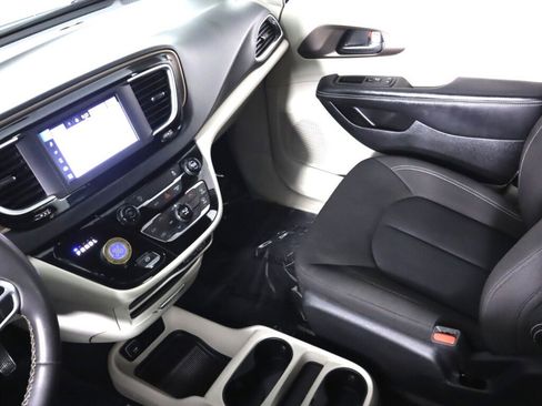 Used 2022 Chrysler Voyager LX image 30