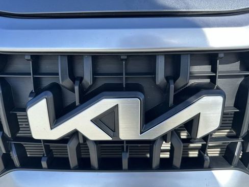 Used 2024 Kia Telluride EX w/ EX Captain's Chair Package image 10