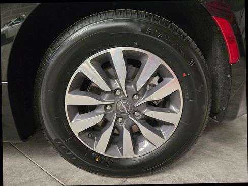 Used 2023 Chrysler Pacifica Limited FWD image 20