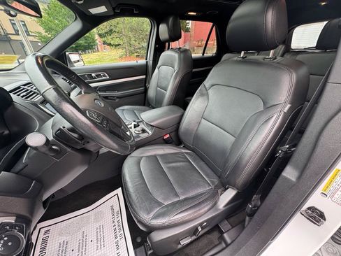 Used 2017 Ford Explorer XLT w/ Equipment Group 202A AWD/4WD image 8