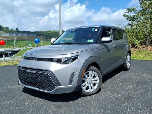 Certified 2023 Kia Soul LX FWD image 3