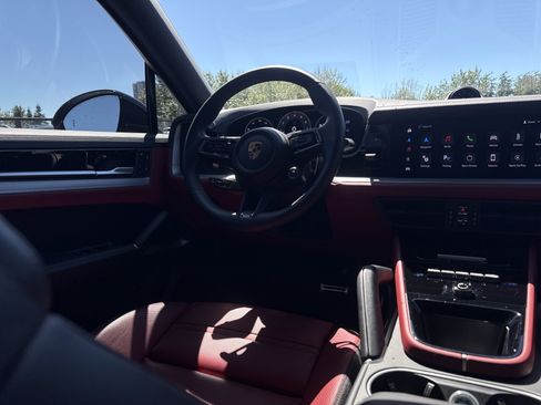 Used 2024 Porsche Cayenne S AWD/4WD image 17
