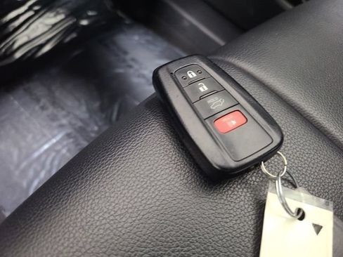 Used 2021 Toyota Highlander XLE AWD/4WD image 38