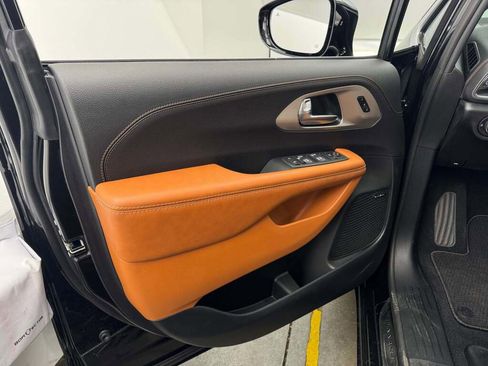 New 2026 Chrysler Pacifica Pinnacle image 26