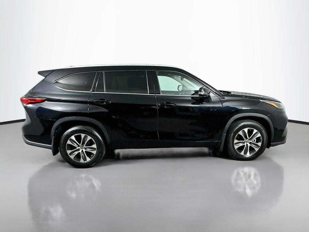 Used 2022 Toyota Highlander XLE AWD/4WD image 7
