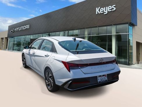 Certified 2024 Hyundai Elantra SEL w/ Convenience Package image 7