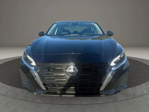 Used 2024 Nissan Altima 2.5 SV image 2