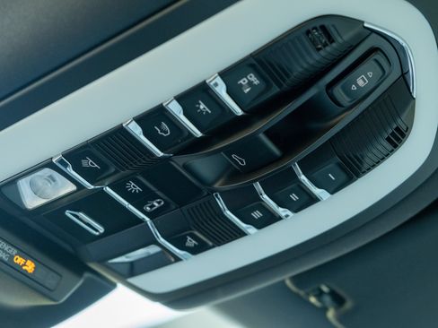 Certified 2022 Porsche Macan AWD/4WD image 37