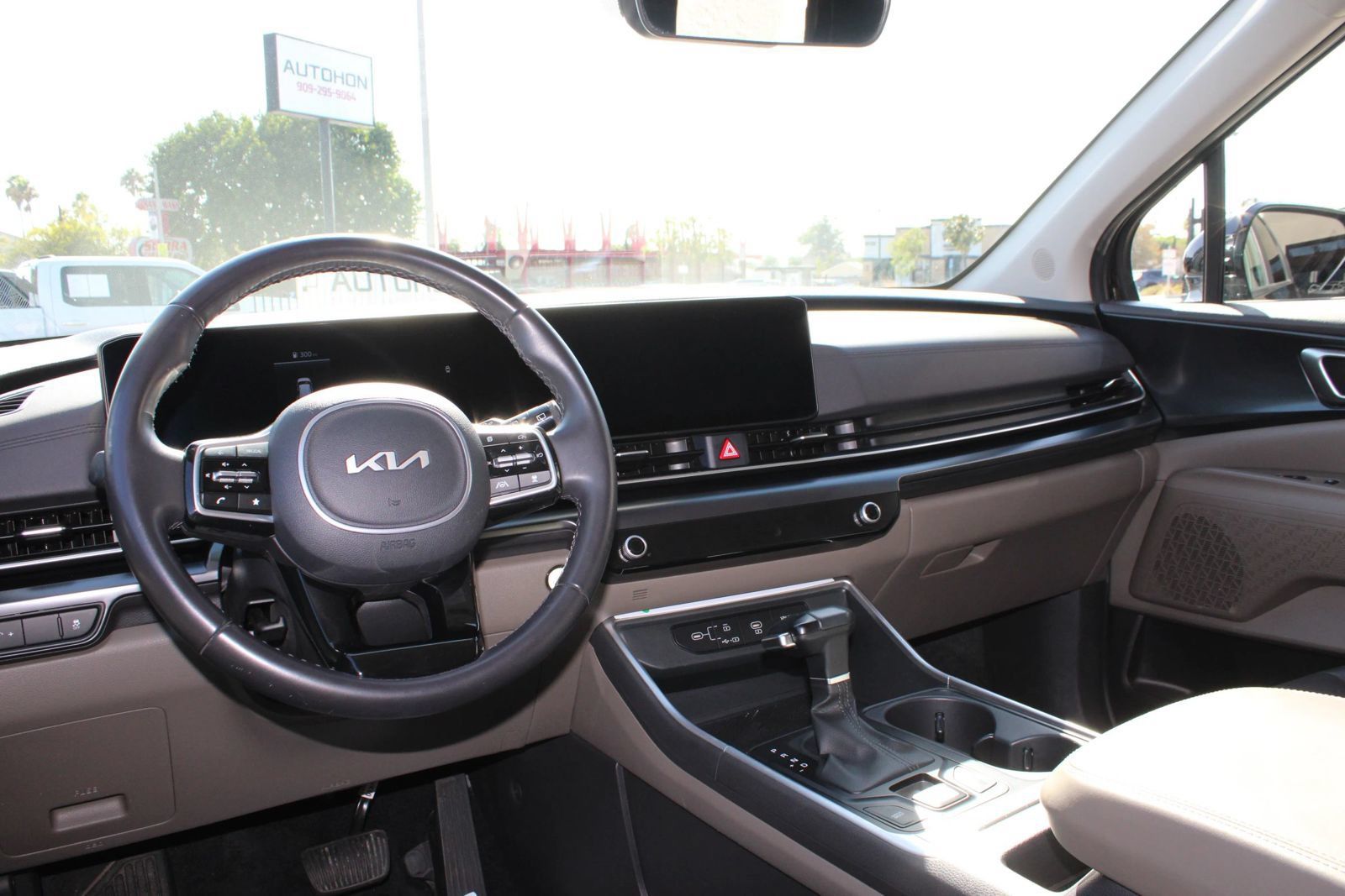 Used 2025 Kia Carnival FWD image 13