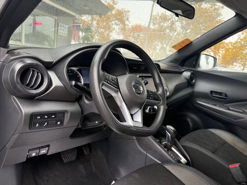 Used 2020 Nissan Kicks S image 16