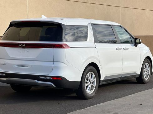 Used 2023 Kia Carnival LX image 4