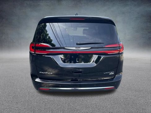 Used 2024 Chrysler Pacifica Limited AWD/4WD image 8