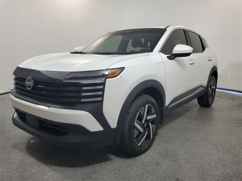 Used 2025 Nissan Kicks SV image 3