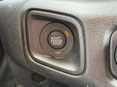 Used 2025 Jeep Gladiator Sport AWD/4WD image 8