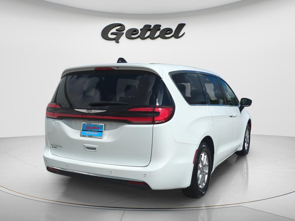 Used 2024 Chrysler Pacifica Touring-L FWD image 5
