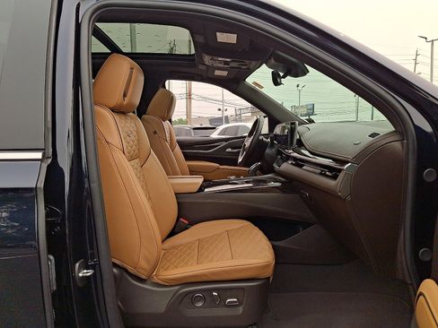 Used 2024 Cadillac Escalade Premium Luxury AWD/4WD image 21