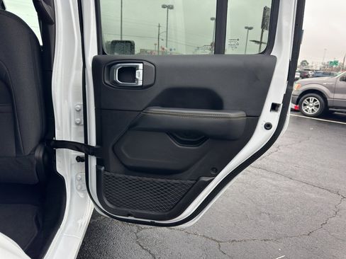 Used 2025 Jeep Wrangler Sahara image 29