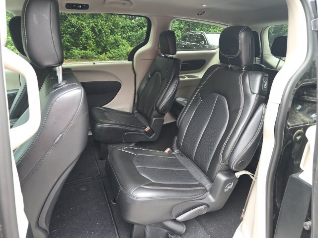 Used 2024 Chrysler Pacifica Touring-L FWD image 26