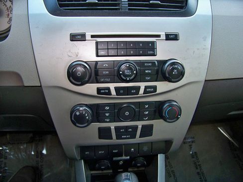 Used 2010 Ford Focus SE image 21