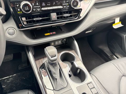 New 2026 Toyota Highlander Platinum AWD/4WD image 29