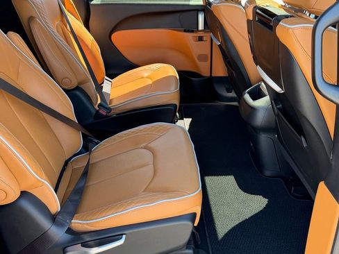 Certified 2023 Chrysler Pacifica Pinnacle FWD image 24