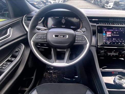 Certified 2025 Jeep Grand Cherokee L Altitude AWD/4WD image 5