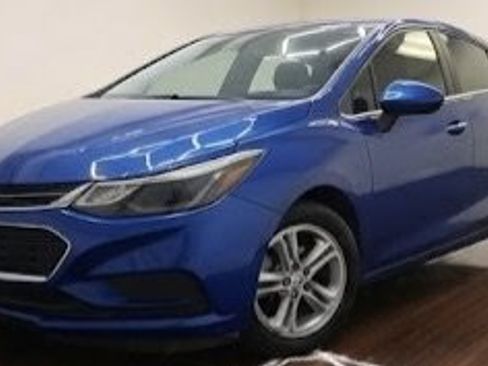 Used 2018 Chevrolet Cruze LT w/ Convenience Package FWD image 2