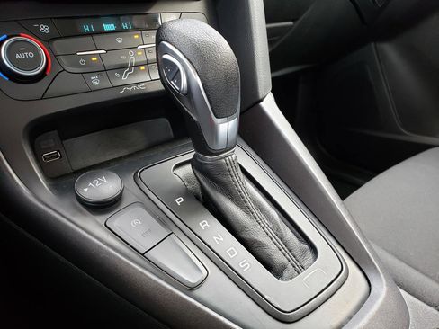 Used 2018 Ford Focus SE w/ SE Appearance Package image 24