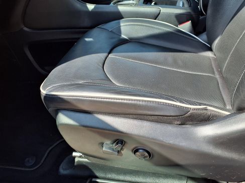 Used 2025 Chrysler Pacifica Limited image 25