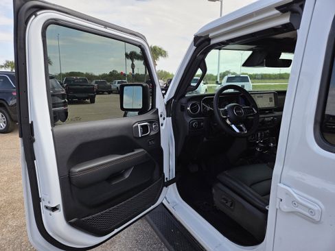 New 2026 Jeep Wrangler Unlimited Sahara AWD/4WD image 12