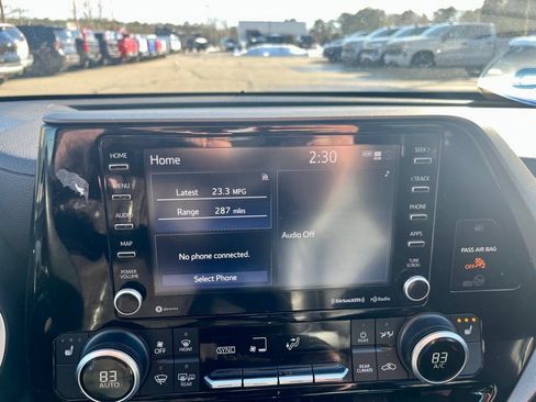 Used 2022 Toyota Highlander XLE AWD/4WD image 13
