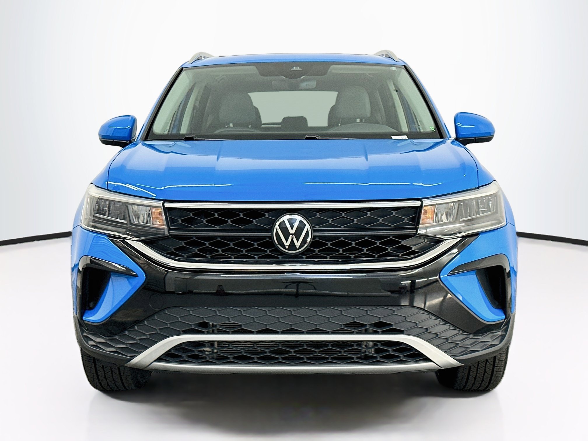 Used 2024 Volkswagen Taos SE AWD/4WD image 2