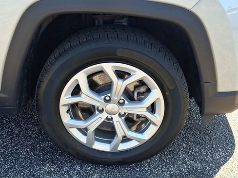 Used 2024 Jeep Compass Latitude AWD/4WD image 9