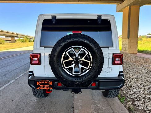 Used 2025 Jeep Wrangler Unlimited Rubicon w/ Convenience Group AWD/4WD image 4