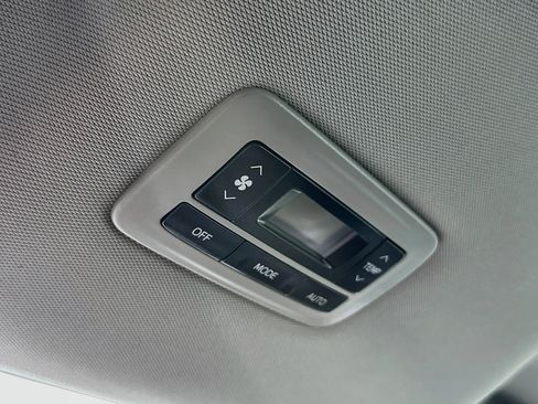 Used 2020 Toyota Sienna SE Premium FWD image 28
