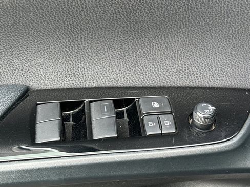 Used 2022 Toyota Prius LE image 12