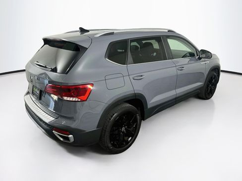 Used 2023 Volkswagen Taos SE w/ Panoramic Sunroof Package FWD image 9
