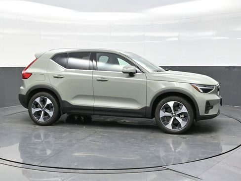 Used 2025 Volvo XC40 B5 Plus image 8