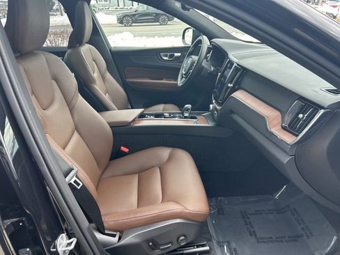 Certified 2025 Volvo XC60 B5 Plus image 9