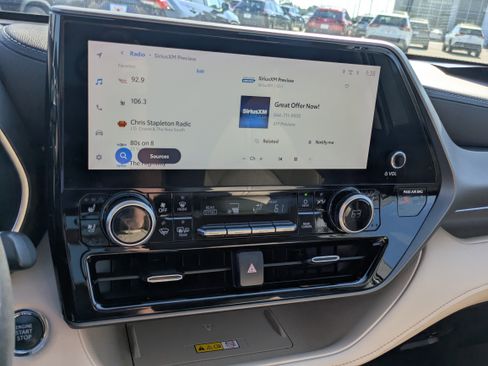 Used 2023 Toyota Highlander Limited image 18