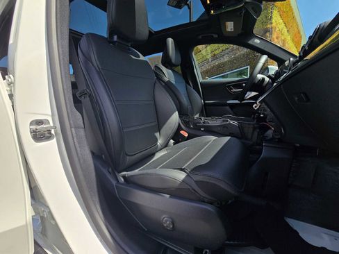 Used 2026 Mercedes-Benz GLC 300 4MATIC image 11