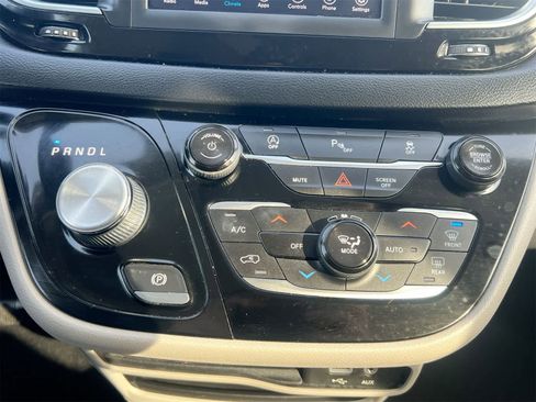 Used 2019 Chrysler Pacifica Touring-L image 29