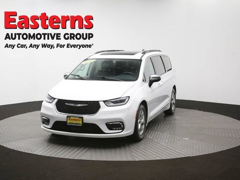 Used 2023 Chrysler Pacifica Limited FWD image 57